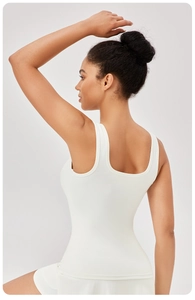 Vue arrière du débardeur de yoga blanc à larges bretelles sur un modèle professionnel