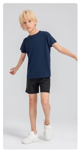 Ensemble de sport pour garçon avec t-shirt bleu marine et short noir d'entraînement rapide