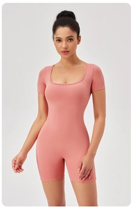 Dettaglio tutina da yoga rosa pesca con scollo quadrato e tessuto elastico modellante
