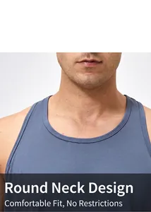 Detail des Rundhalsausschnitts am blauen, atmungsaktiven Herren-Sport-Lauftanktop