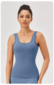 Détail du débardeur de yoga bleu foncé ajusté avec col en U et larges bretelles