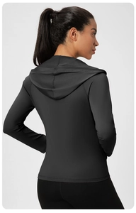 Détail de la veste de yoga à capuche slim montrant le tissu extensible et la coupe du dos