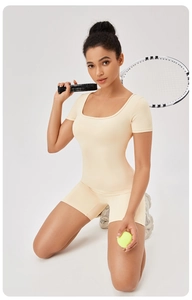 Dettaglio della tutina yoga beige con scollo quadrato e maniche corte per fitness e tennis