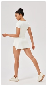 Vista posteriore dettagliata di una maglia sportiva bianca e gonna da tennis coordinata