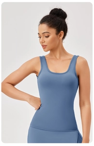 Détail du débardeur de yoga à col carré et larges bretelles en tissu bleu élastique