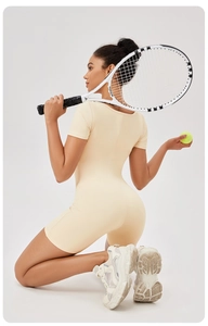 Dettaglio di un body da yoga beige chiaro a collo quadrato per donna con racchetta da tennis