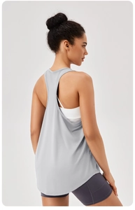 Detail van de racerback yoga tanktop in grijs met zijsplitjes en ademende sportstof