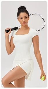 Dettaglio dell'abito sportivo bianco con scollo quadrato e tasca interna per pallina