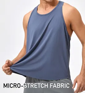 Nahaufnahme des flexiblen, atmungsaktiven blauen Stoffes auf dem Sport-Tanktop für Herren