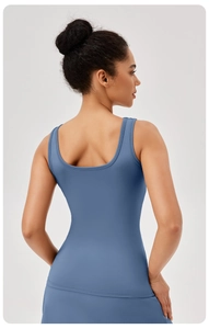 Détail du design dos en U profond sur un débardeur de yoga bleu brume extensible