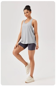 Detail van losse fitness tanktop en yoga shorts set met hoge taille voor dames