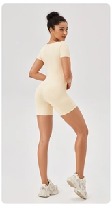 Vista posteriore del body da yoga beige elasticizzato con dettagli di cucitura piatti