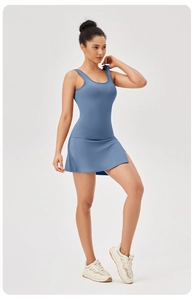 Détail d'une robe de sport bleu clair avec fente latérale et silhouette en ligne A