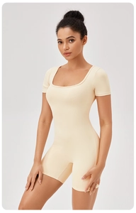 Dettaglio del body da yoga beige a maniche corte con scollo quadrato per donna