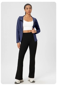 Détail de la veste de yoga ajustée à capuche avec fermeture éclair et tissu léger
