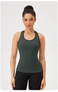 Dettaglio del top da yoga racerback verde scuro in tessuto elastico traspirante