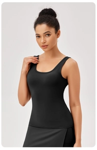Détail du débardeur de yoga noir avec larges emmanchures et tissu mat à séchage rapide