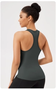Vista posteriore dettagliata di un gilet sportivo grigio e leggings da yoga neri a vita alta