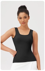 Détail du débardeur de yoga avec col carré, larges bretelles et tissu extensible