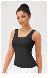 Détail d'un gilet de yoga noir à col en U avec tissu élastique et larges bandoulières