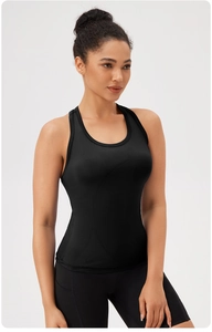 Dettaglio del gilet sportivo nero con dorso a vogatore e leggings in tessuto traspirante