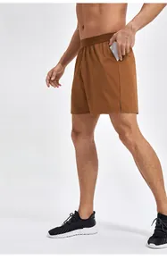 Dettaglio dei pantaloncini sportivi da uomo ad asciugatura rapida con tasca laterale