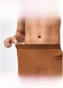 Dettaglio della vita elastica sui pantaloncini sportivi da uomo ad alta elasticità
