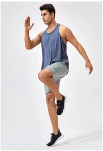 Detail eines graublauen, schnelltrocknenden Racerback-Tanks für Herren aus Funktionsstoff