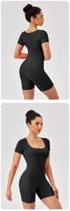 Vista anteriore e posteriore di un body da yoga nero attillato con scollo a U
