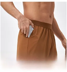 Dettaglio dei pantaloncini sportivi da uomo con tasche laterali e vita elastica
