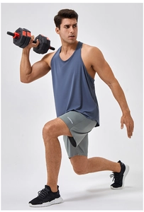 Detail eines schnelltrocknenden Herren-Gym-Tanktops mit reflektierenden Sportshorts