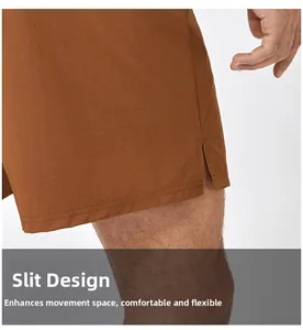Dettaglio ravvicinato del design con spacco laterale sui pantaloncini da fitness marroni