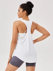 Witte sporttanktop voor dames met racerback voor yoga en fitness training sessies