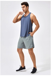 Details des blauen schnelltrocknenden Trainingstanktops und grauen Sportshorts mit Reflexstreifen