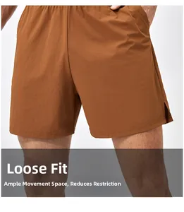Dettaglio dei pantaloncini sportivi marroni traspiranti con vestibilità ampia per uomo