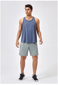 Set aus blauem Schnelltrocknendes Trainingsweste und grauen Laufshorts für Herren Fitness