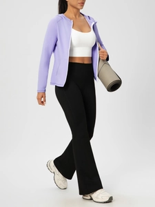 Veste de yoga à capuche violette ajustée avec pantalon évasé noir et soutien-gorge