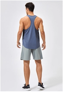 Rückansicht eines Mannes in dunkelblauem Racerback-Tanktop und grauen Shorts für Training