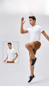 Dettaglio del tessuto mesh traspirante della t-shirt bianca e pantaloncini sportivi da uomo