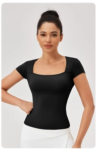 Dettaglio della maglietta sportiva nera con scollo quadrato e vestibilità slim fit
