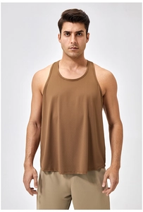 Nahaufnahme des braunen, atmungsaktiven Mesh-Gewebes für Herren-Sport-Trainings-Tanktops