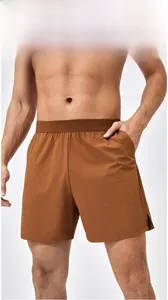 Dettaglio dei pantaloncini sportivi da uomo ad asciugatura rapida in marrone scuro con tasche