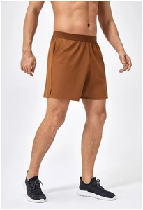 Dettaglio dei pantaloncini sportivi da uomo con elastico in vita e spacco in caramello