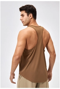 Detailaufnahme des atmungsaktiven Mesh-Gewebes und Stringer-Rückens am Sport-Tanktop
