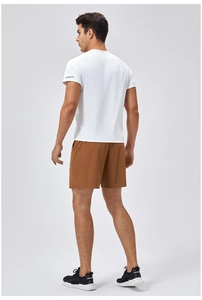 Vista posteriore di t-shirt sportiva bianca e pantaloncini da corsa traspiranti