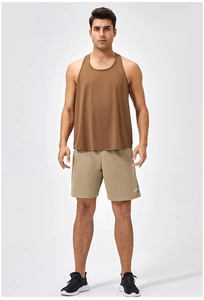 Detailansicht von braunem Herren Schnelltrocknungs-Tanktop und atmungsaktiven Shorts