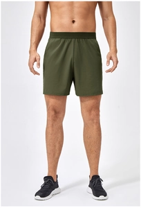 Dettaglio dei pantaloncini da corsa traspiranti verde oliva da uomo con vita elasticizzata