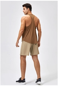 Rückansicht des braunen Racerback-Sporttops und der beigen Trainingsshorts für Herren