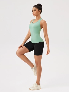 Canotta sportiva verde menta e pantaloncini da yoga neri per corsa o fitness donna