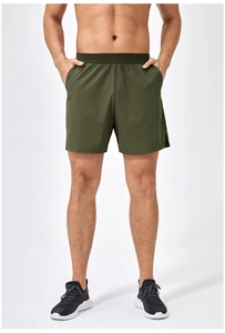 Dettaglio dei pantaloncini fitness verde oliva ad asciugatura rapida con vita elastica